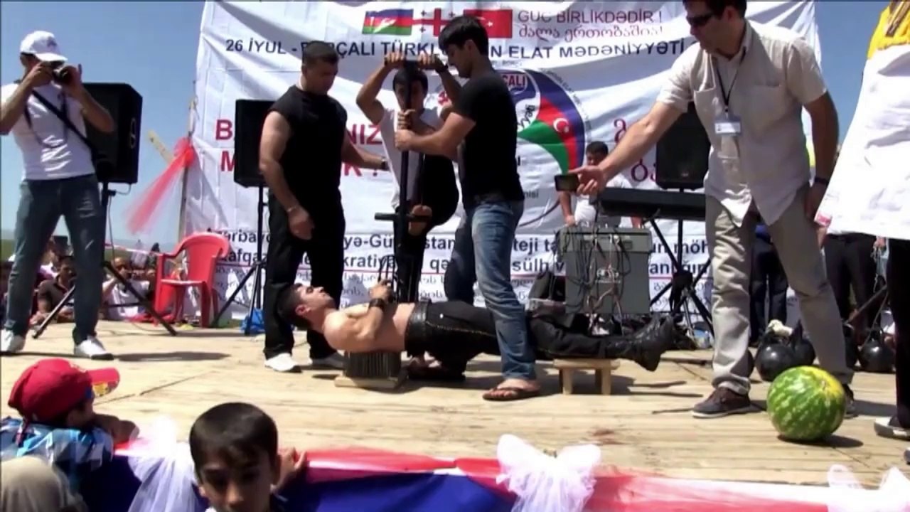 Georgier stemmt 33 kilo mit augenlidern