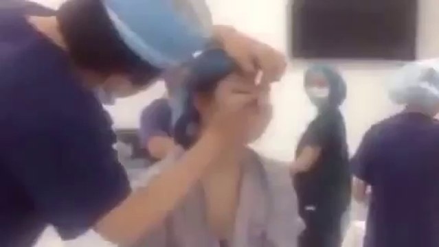 Xôn xao clip Hương Tràm phẫu thuật thẩm mỹ và để lộ một bên ngực trên bàn phẫu thuật.