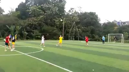 Bàn thắng ma siêu hài hước của chị em.