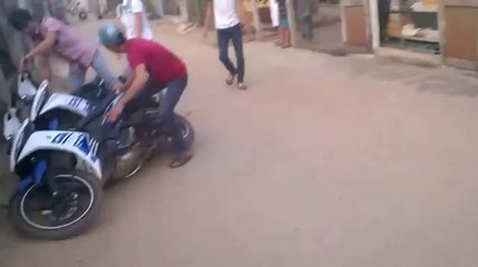 Hai thanh niên quê bốc đầu xe Exciter quá chất.