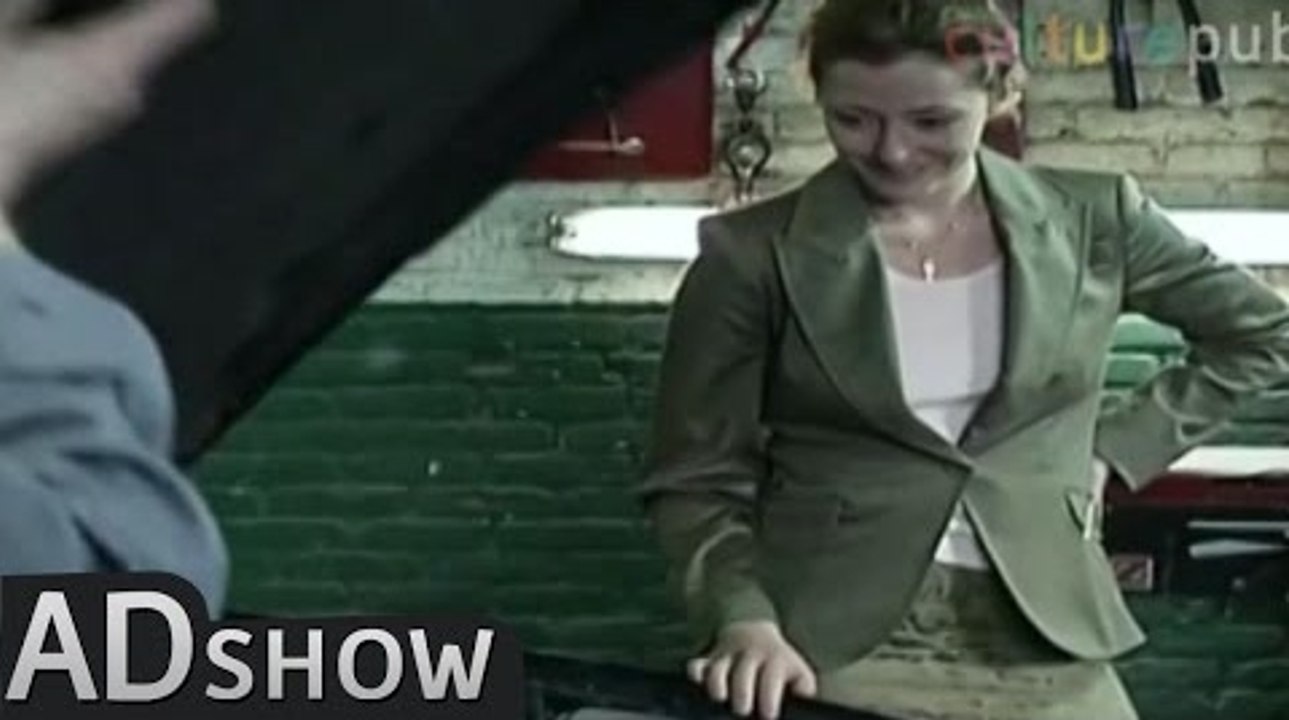 Epic FAIL: Woman slams fingers in car hood!