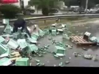 إنقلاب شاحنة خمر على الطريق الوطني في زرالدة  الجزائر