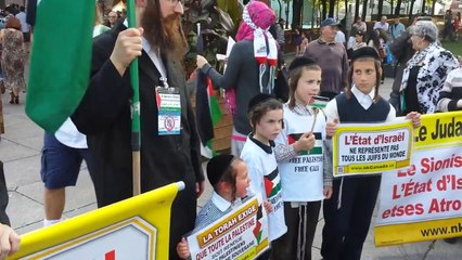 Un petit juif hasidique qui scande 'free free palestine'