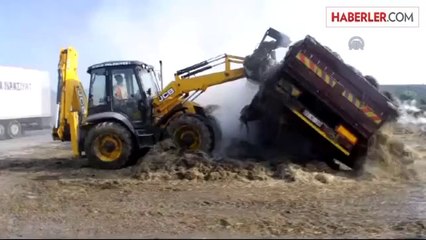 Çanakkale'de saman yüklü tıra yıldırım isabet etti