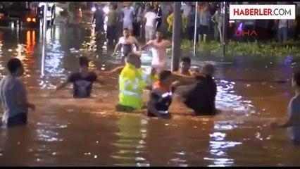 Sel Suyunun İçinde Belediye İşçilerine Saldırı