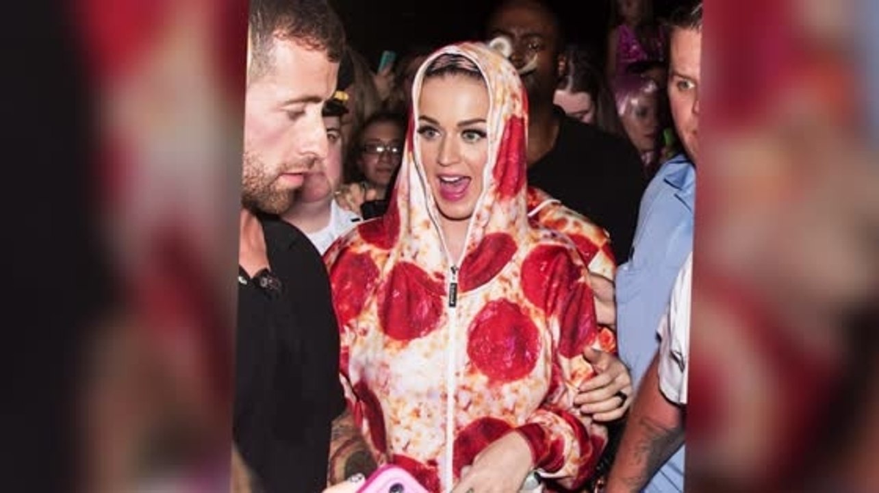 Katy perry trägt einen peperoni pizza anzug