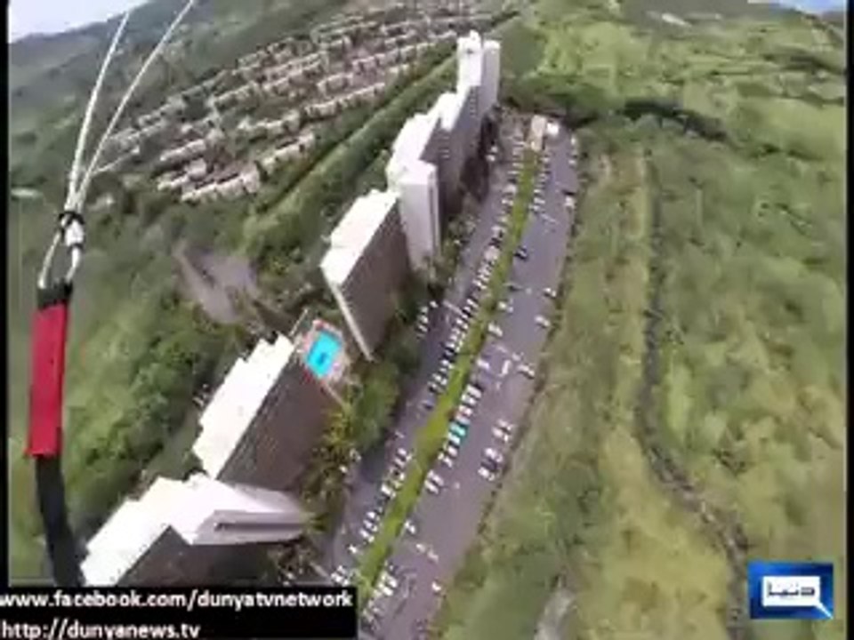 Dunya News - Paraglider’s jumping between buildings video goes viral