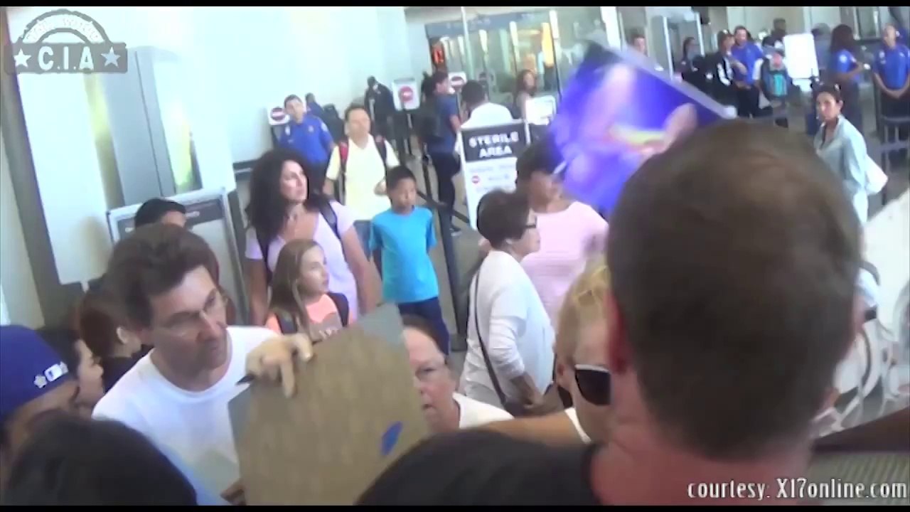Iggy Azalea Mobbed by Photographers & Fans at t...