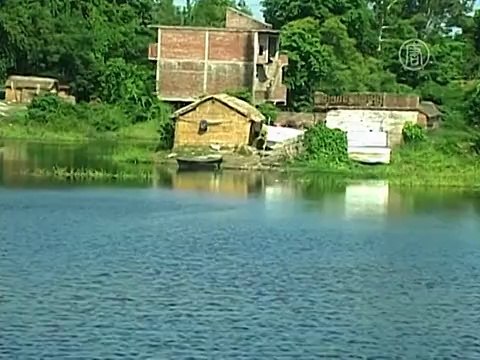 Река Ганг топит деревни в Индии