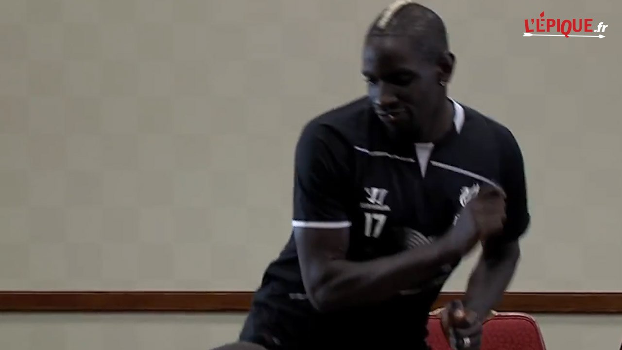 Mamadou Sakho ne peut plus s'arrêter de danser après une nuit bien arrosée !