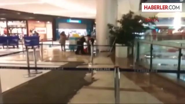 Beylikdüzü'nde Ki Alışveriş Merkezinde Yağmur