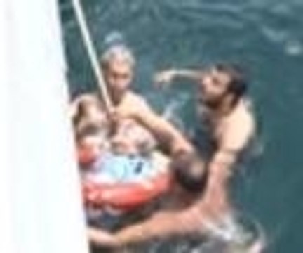 Denize düşen otomobilin sürücüsünü, balıkçılar kurtardı.