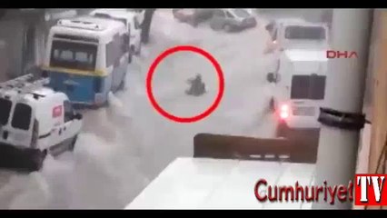 İzmir'de aracın altında sıkışan gencin korkunç boğulma anı