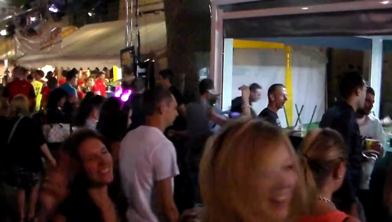 Féria d'Alès 2014, ambiance sur le boulevard Louis Blanc le samedi soir, près du bar de l'Ambiance