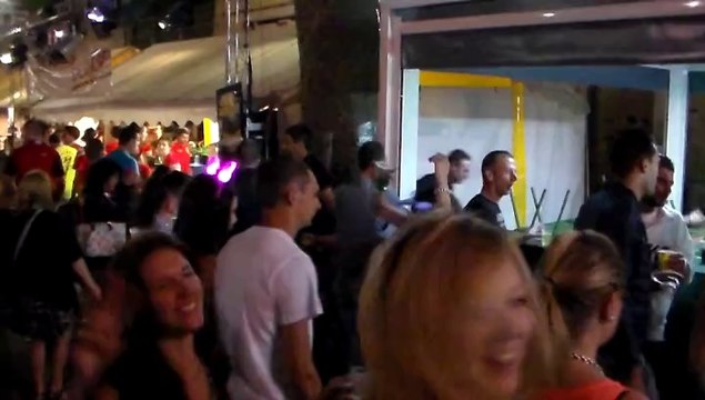 Féria d'Alès 2014, ambiance sur le boulevard Louis Blanc le samedi soir, près du bar de l'Ambiance