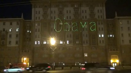 Obama  swallows  banana in Moscow
