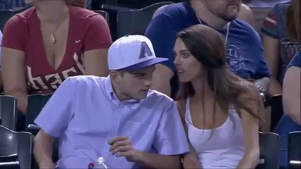 Ce mec a la télécommande pour ses culottes Girlfriends vibrants dans sa poche