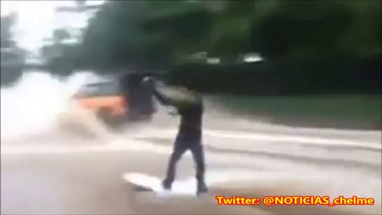 INSÓLITO: Surfea en las calles de Culiacan luego de paso del huracán Manuel (21_09_13)