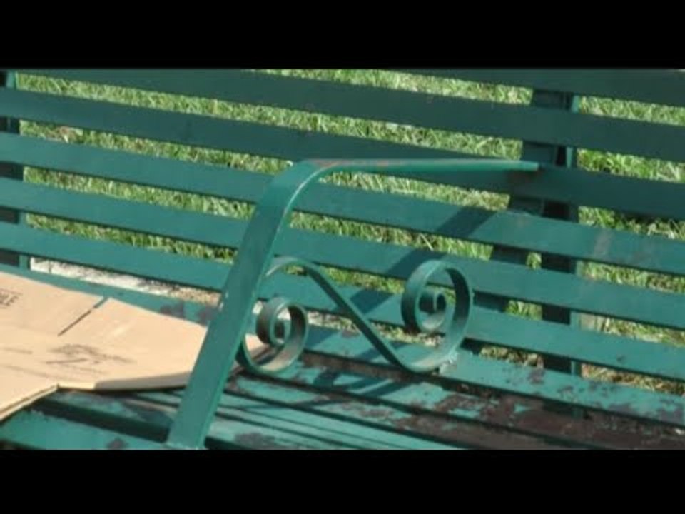 Napoli - Panchine in Piazza Carlo III, rimossi braccioli anti-clochard (07.08.14)