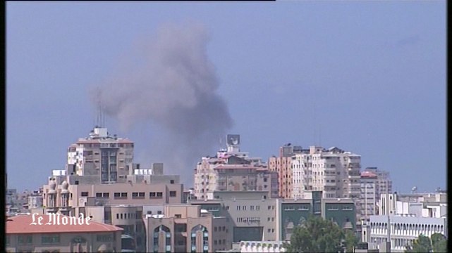 Un nuage de fumée s'élève au dessus de Gaza après une frappe israélienne