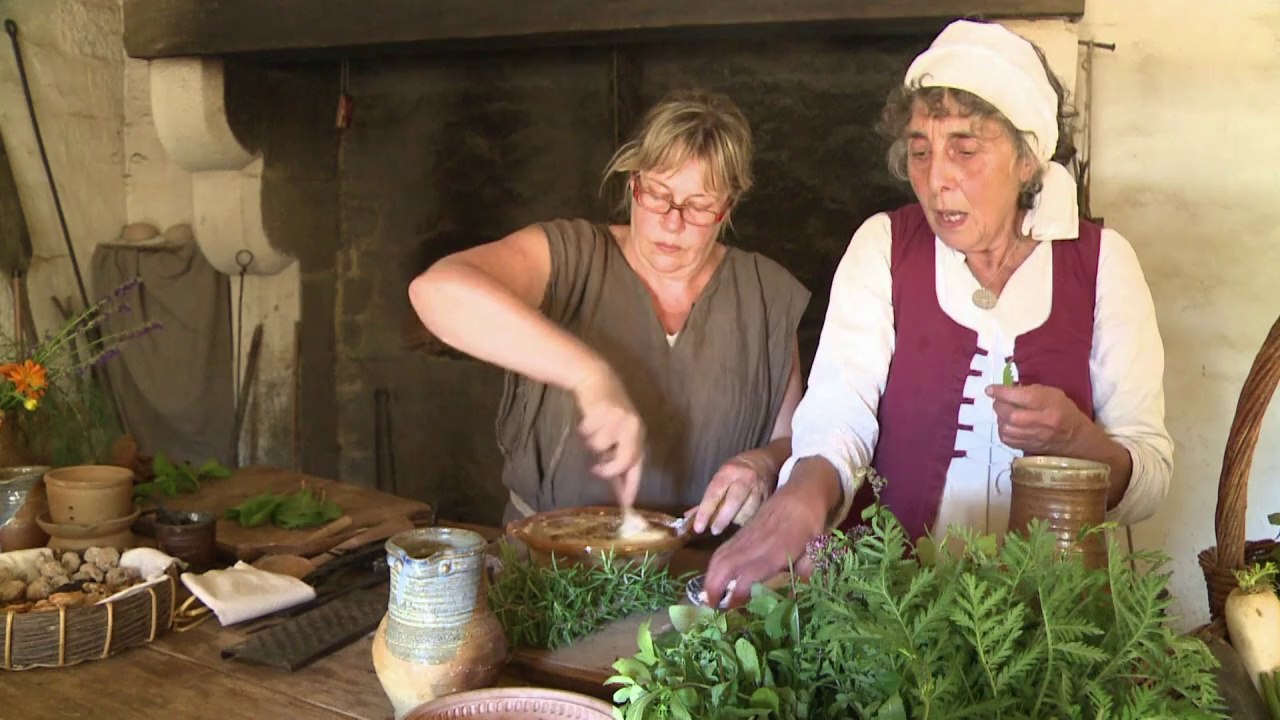 Leben wie im mittelalter auf einer burg in frankreich