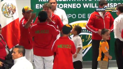 'Piojo' dio plática motivacional a niños beisbolistas