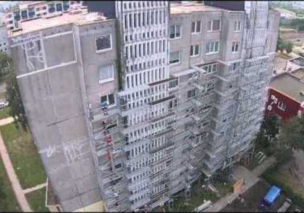 Construction Workers Form Impressive Production Line