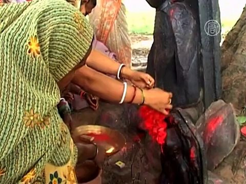 Выкопанная статуя Будды привлекает тысячи паломников