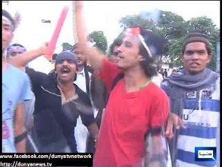 Dunya News - Lahore: Baton-wielding PAT activists take to street in Model Town, remove barricades, signboards