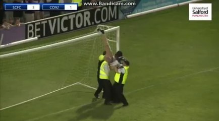 Quatre stadiers pour décrocher un streaker de la transversale !