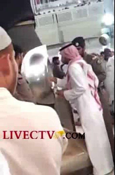 Perfuming hajr e aswad