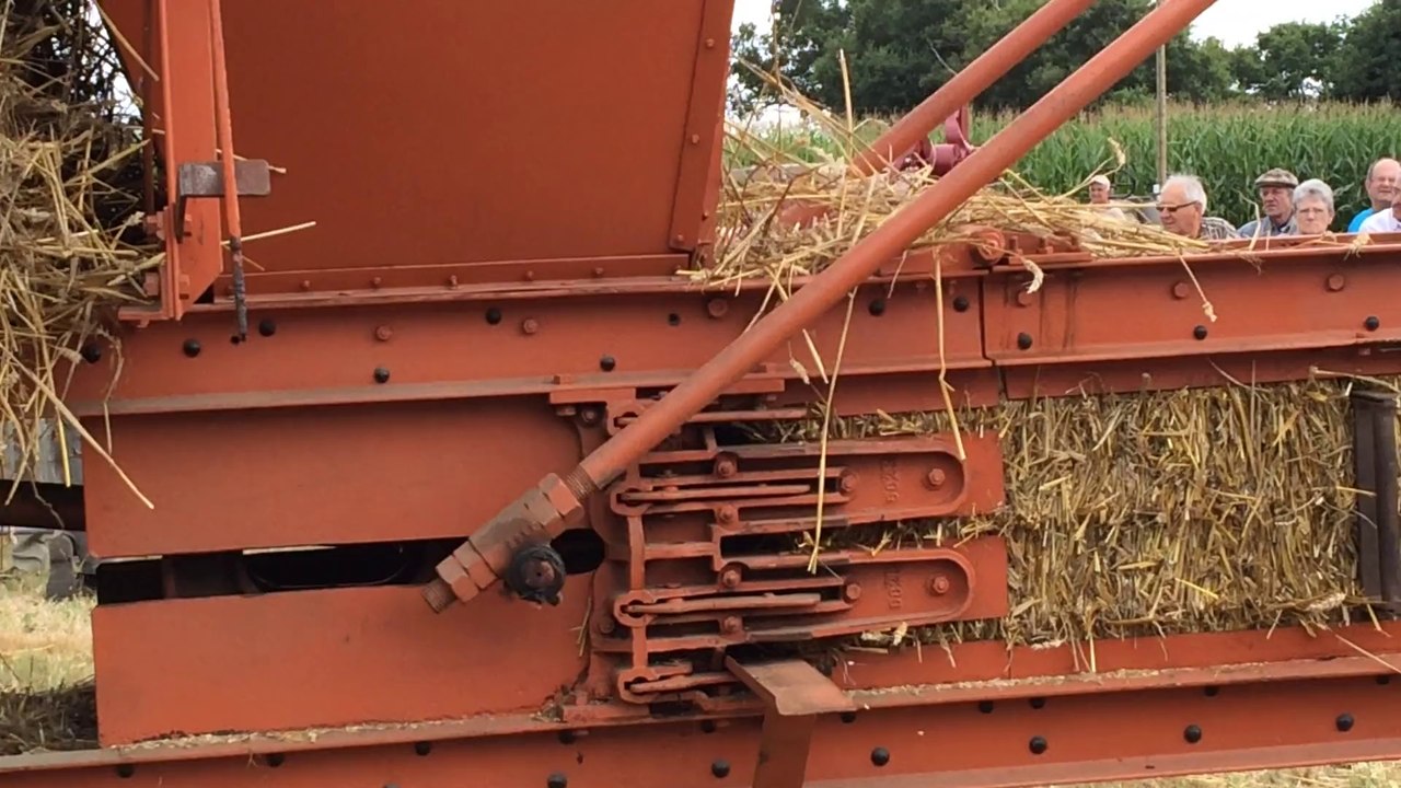 La machine à vapeur devant une batteuse MERLIN en action
