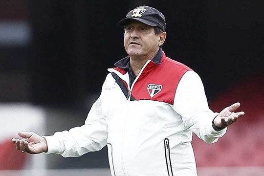 Muricy elogia voltas de Kaká e Robinho ao futebol brasileiro