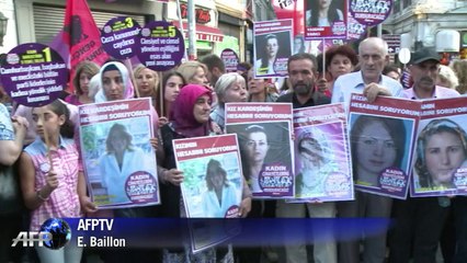 Les Turcs marchent pour condamner les meurtres de femmes