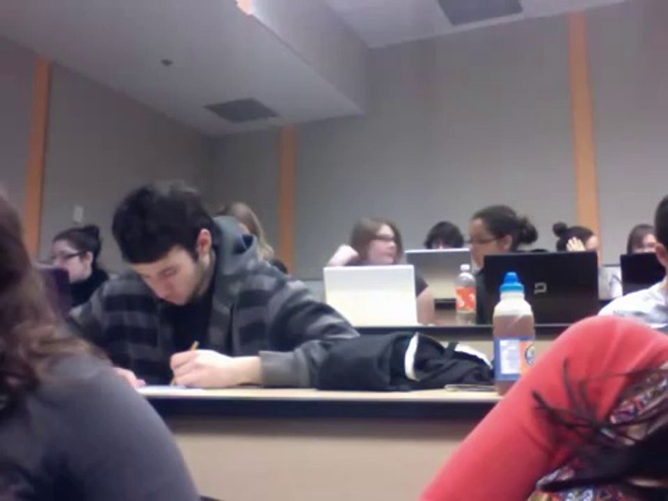 Deux filles s’amusent en cours