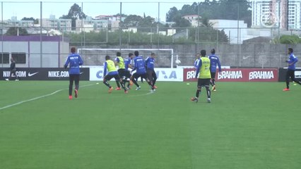 Que categoria! Romero arrisca bicicleta em rachão