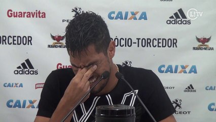 Na despedida, Hernane chora e diz que quer voltar ao Fla