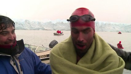 Nadar al pie del Perito Moreno