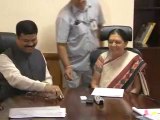 Gujarat CM Anandiben ties Rakhi to Minister Dharmendra Pradhan in Delhi