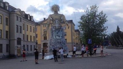 Elektra2014, jättedockan får liv -Mechanical Elektra-giant stretching out at the venue.