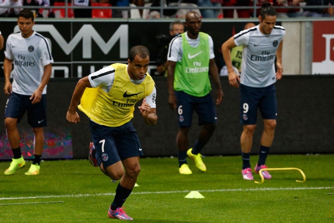 Echauffement Reims - Paris : Toro entre les joueurs