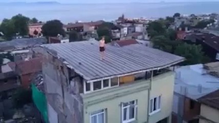 Bonzai içip çatıdan atlayan genç