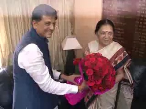 Anandiben Patel Gujarat CM ties Rakhi to Minister Piyush Goyal