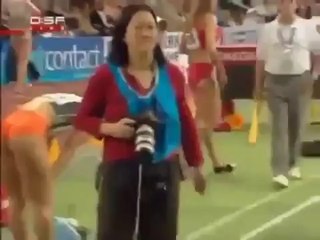 Il reste bouche-bé devant une paire de fesse