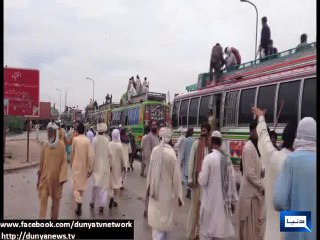 Dunya News - Several Police vehicles torched by PAT workers in Pind Dadan Khan