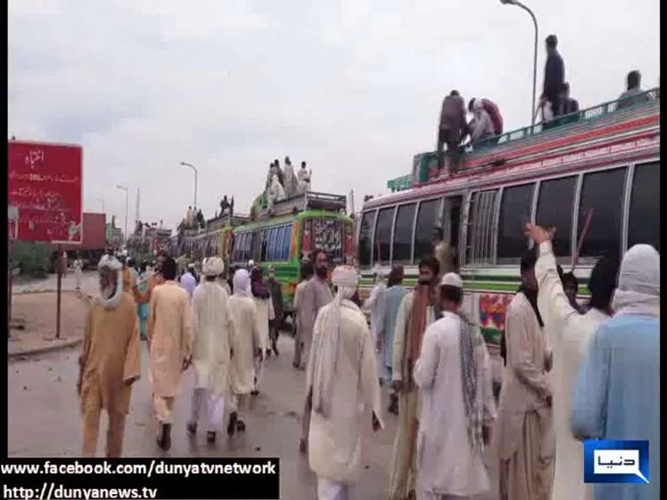 Dunya News - Several Police vehicles torched by PAT workers in Pind Dadan Khan
