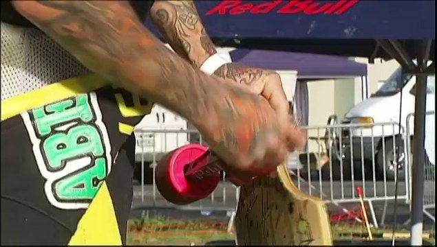 Des fous de glisse dévalent une route des Pyrénées à skate