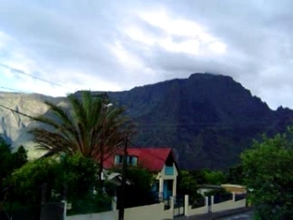 soleil levant sur le cirque de cilaos