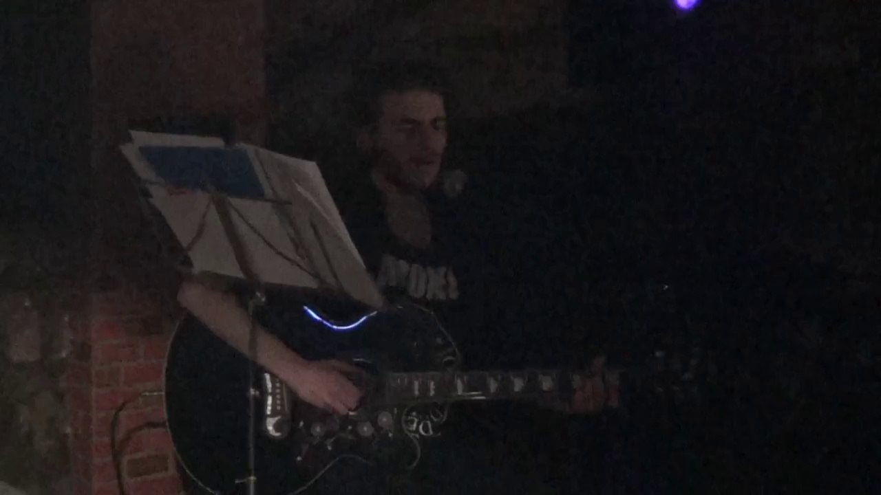 Bogdan Chesa LIVE la MOS NICOLAE STIE SI ACUSTIC in Stage Pub Sighet (6 dec. 2013)