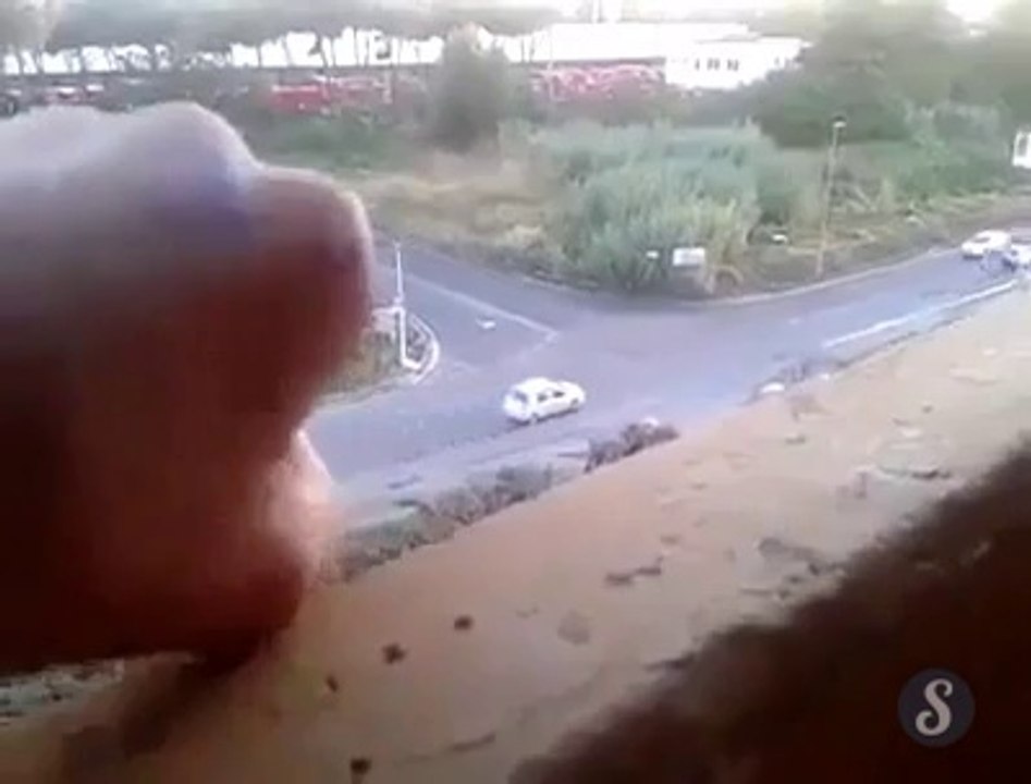 Une main mange des voitures